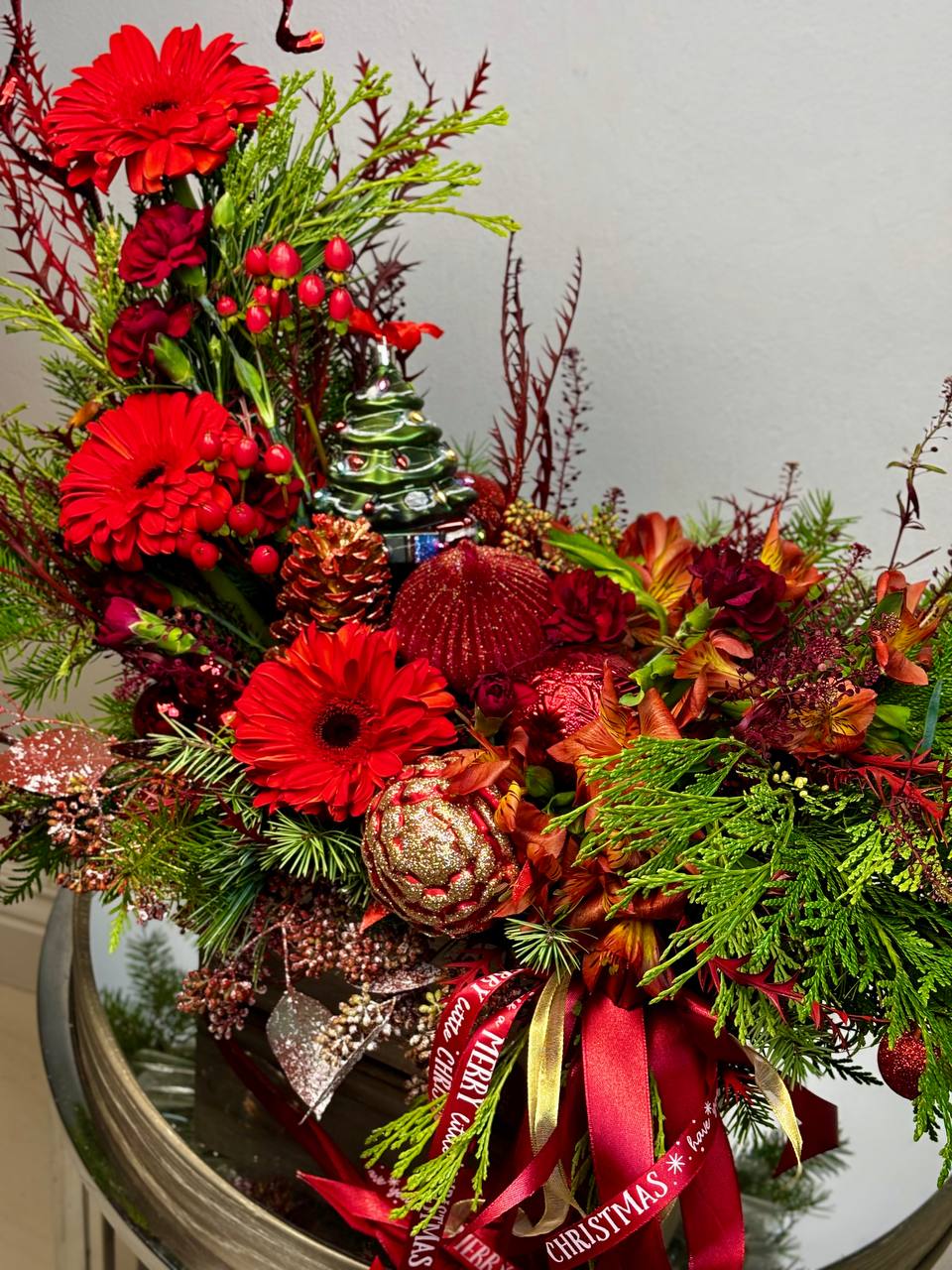 Ramo Holiday Elegance en jarrón