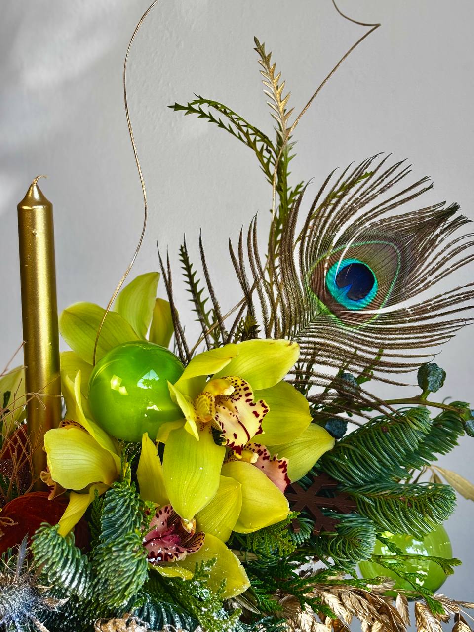 Ramo Holiday Elegance en jarrón