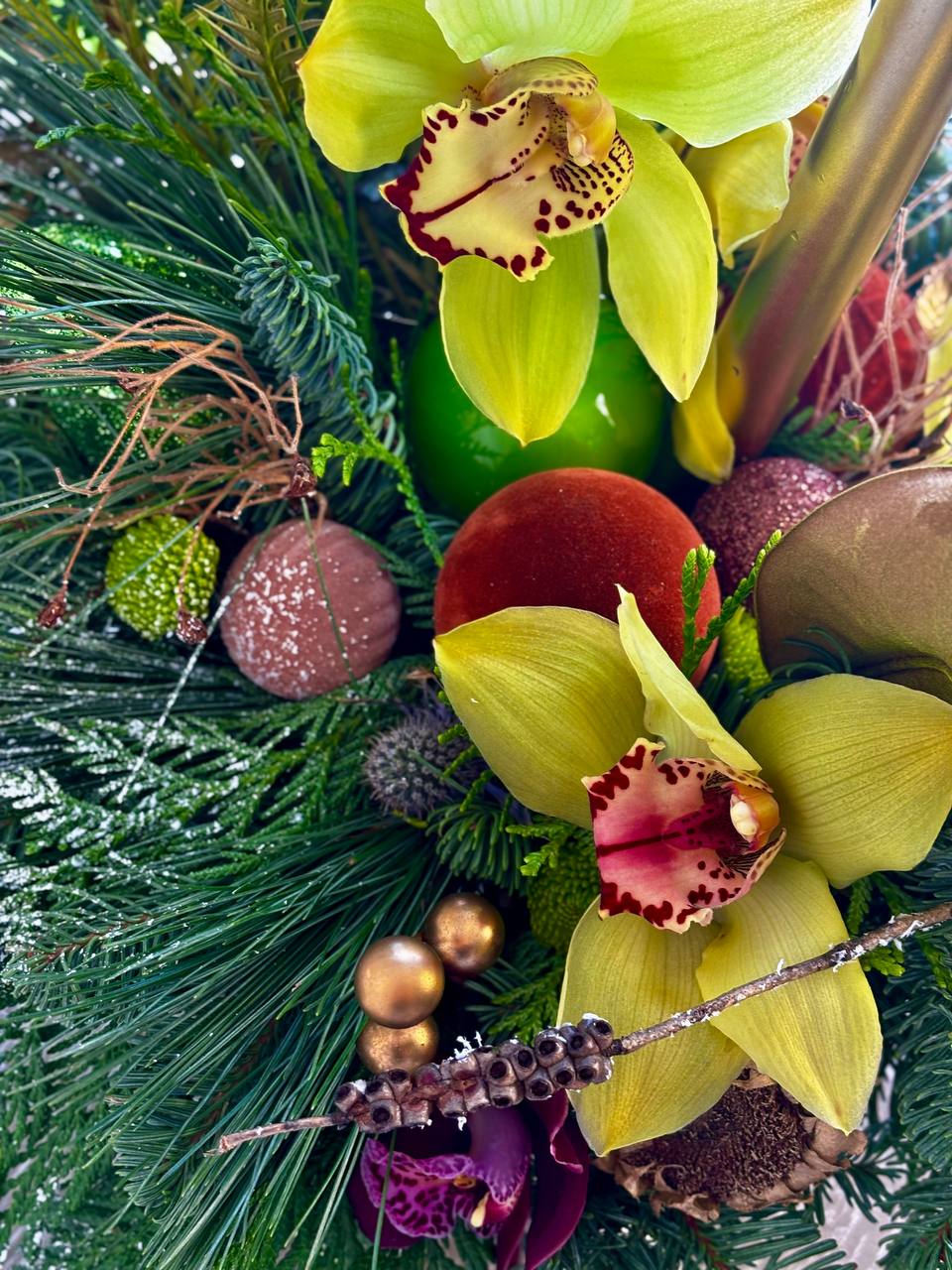 Ramo Holiday Elegance en jarrón