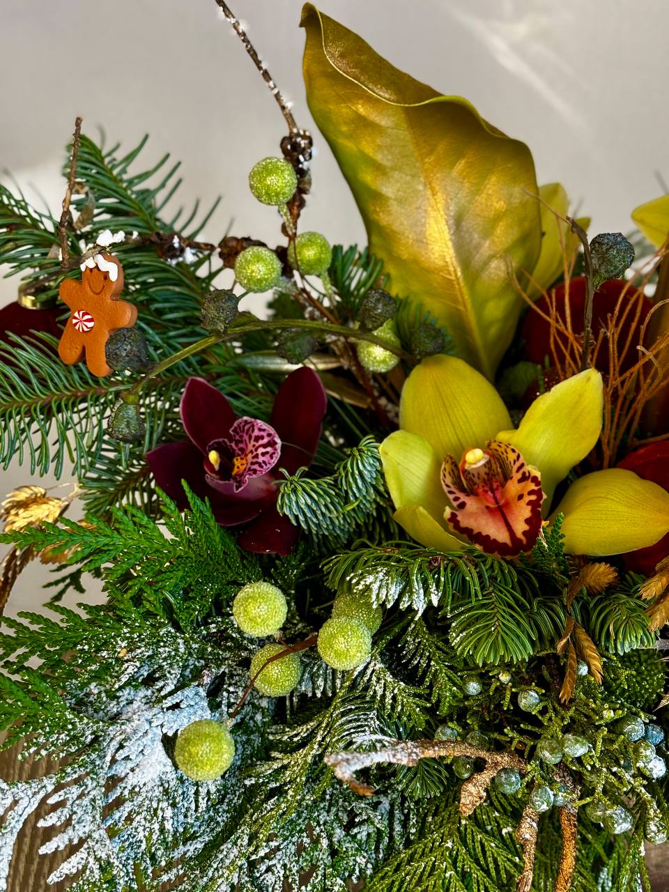 Ramo Holiday Elegance en jarrón